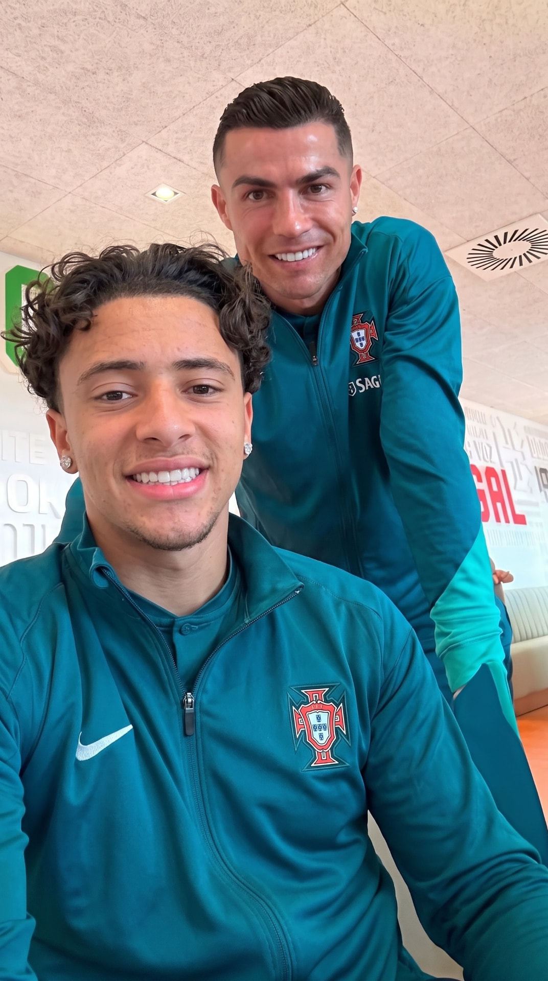 Selfie with CR7 AI prompt pack cover